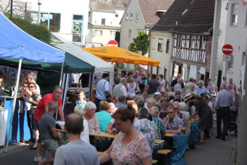 Alle Bänke auf dem Straßenfest waren besetzt. Foto: Krüger