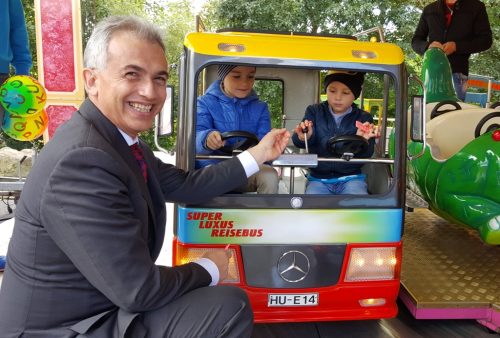 OB Peter Feldmann erfreute mit Chips die Kinder im Kinderkarussell.